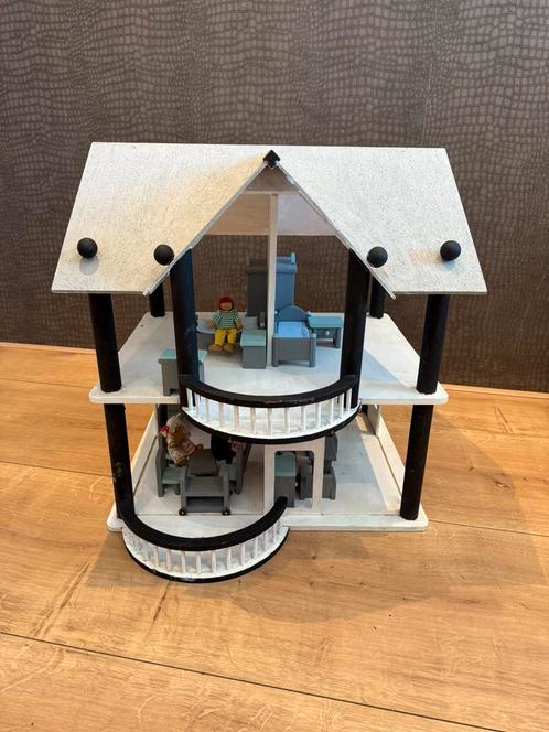 Poppenhuis met interieur en poppetjes, Kinderen en Baby's, Speelgoed | Poppenhuizen, Gebruikt, Poppenhuis, Ophalen