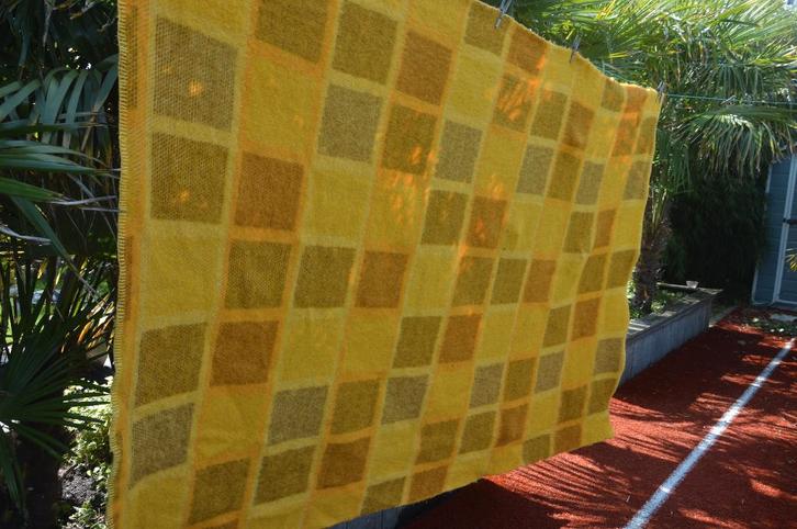 vintage 100% wollen deken/ sprei uit jaren 70 geel geblokt, Huis en Inrichting, Woonaccessoires | Plaids en Woondekens, Gebruikt