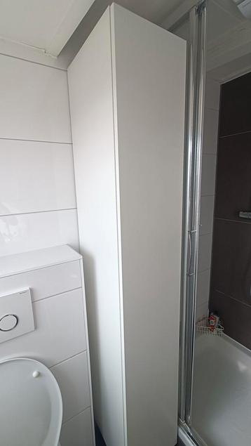 Gratis hoge IKEA badkamer kast beschikbaar voor biedingen
