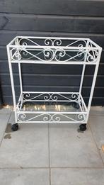 trolley,wit brocante metaal met wieltjes,glasplaatjes 2x., Huis en Inrichting, Tafels | Sidetables, Ophalen, Gebruikt, 50 tot 100 cm