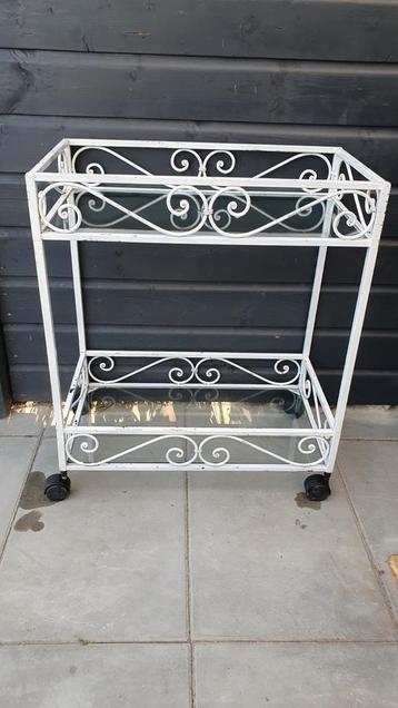 trolley,wit brocante metaal met wieltjes,glasplaatjes 2x. beschikbaar voor biedingen