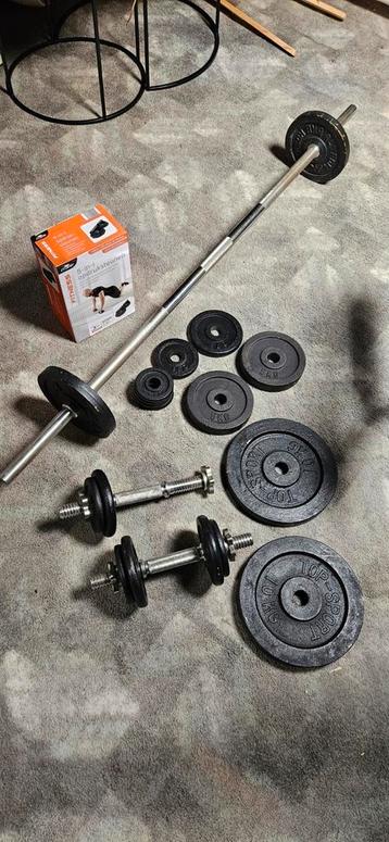Ter overname fitness materialen. Halters met gewichten. beschikbaar voor biedingen