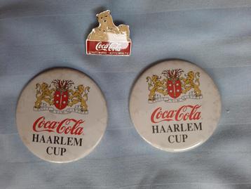 2 Coca-Cola buttons en 1 Coca-Cola pin beschikbaar voor biedingen