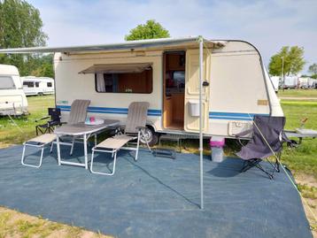 Gezellige 5-persoons lichtgewicht caravan te huur beschikbaar voor biedingen