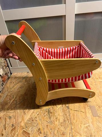 Houten winkelwagen beschikbaar voor biedingen