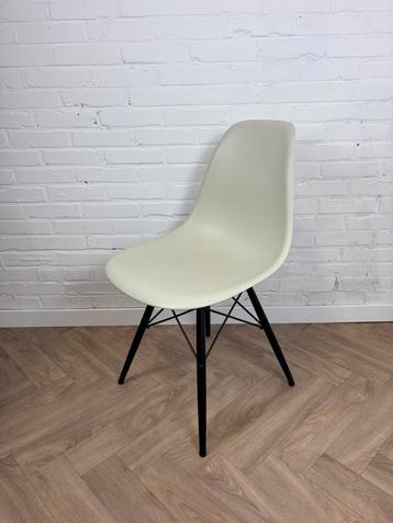 1x Vitra Eames DSW stoel beschikbaar voor biedingen
