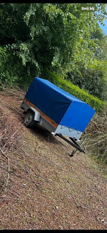 Aanhanger met huif aanhangwagen beschikbaar voor biedingen
