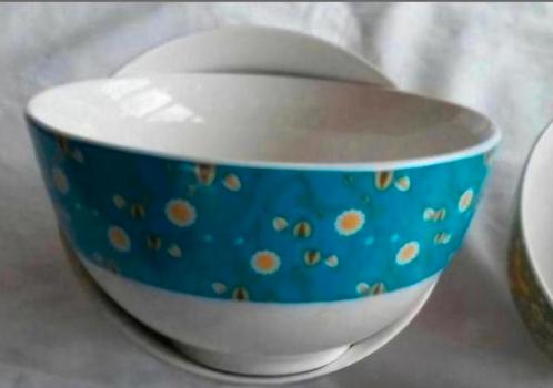 Chinese grote witte kommen bloemen blauwe groene paarse, Huis en Inrichting, Keuken | Servies, Kom(men), Overige stijlen, Ophalen of Verzenden