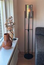 Mooie vloerlamp van zwart metaal met rookglas., Huis en Inrichting, Lampen | Vloerlampen, Ophalen, Zo goed als nieuw, Glas, 100 tot 150 cm
