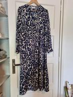 Neo Noir maxi jurk met tailleband maat 38, Ophalen of Verzenden, Zo goed als nieuw, Maat 38/40 (M), Onder de knie