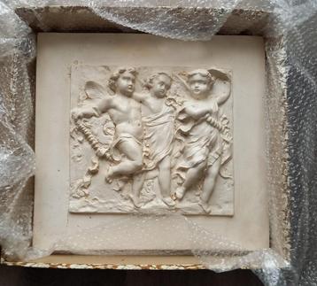 Bas-reliëf van drie engeltjes 39,5 x 36,7 cm beschikbaar voor biedingen