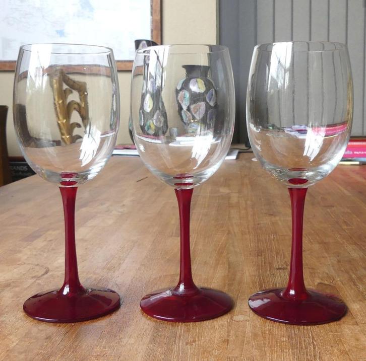 Set grote wijnglazen rode steel voet XL glazen, Huis en Inrichting, Keuken | Servies, Gebruikt, Glas of Glazen, Overige stijlen
