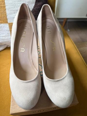 Licht beige suede pumps van Unisa, maat 41 beschikbaar voor biedingen