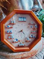 Porselein diorama wandklok met echte porseleinen miniaturen, Antiek en Kunst, Antiek | Klokken, Ophalen of Verzenden