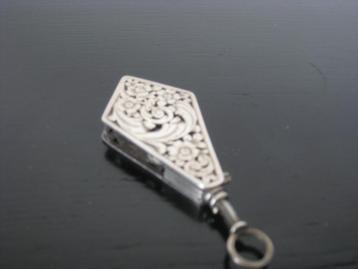 zilveren lorgnet hanger  beschikbaar voor biedingen