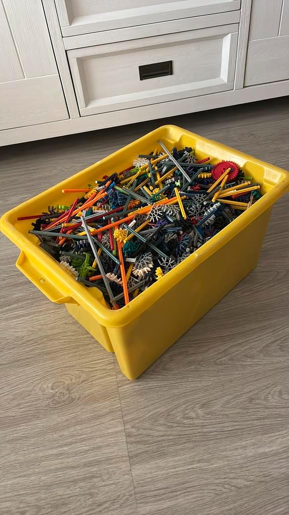 Goed gevulde bak knex met boekjes, Kinderen en Baby's, Speelgoed | Bouwstenen, Gebruikt, K'nex, Ophalen of Verzenden