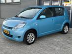 Daihatsu Sirion 2 1.3-16V Prestige AUTOMAAT - AIRCO - NWE AP, Auto's, Daihatsu, Voorwielaandrijving, Gebruikt, 4 cilinders, Blauw