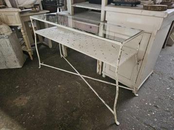 brocante tafel,side-table ``WOONWINKEL RUSTIEK`` beschikbaar voor biedingen