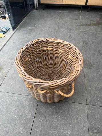 Rotan Mand met Touw Handvatten beschikbaar voor biedingen