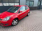 Ford Fiësta 1.3 8V 3DR 2005 Rood airco, Auto's, 1299 cc, 4 cilinders, Origineel Nederlands, Bedrijf