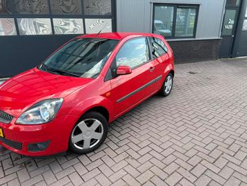 Ford Fiësta 1.3 8V 3DR 2005 Rood airco beschikbaar voor biedingen