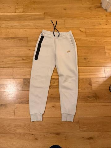 Beige Nike Tech Fleece Broek - Maat S beschikbaar voor biedingen