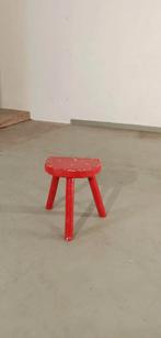 Vintage houten tripod rustieke krukje, rood, Tweedehands, Tweedehands, Ophalen of Verzenden, Hout