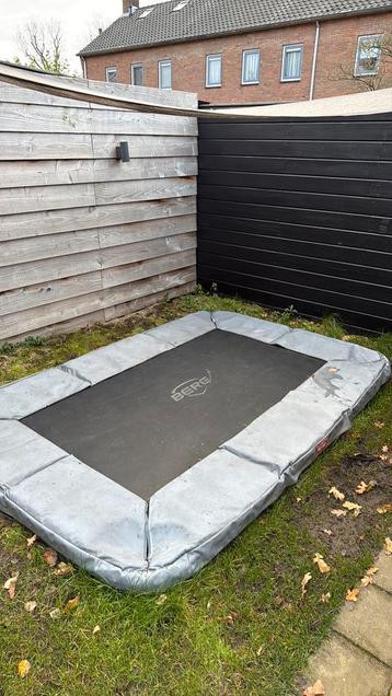 Berg trampoline 190 x 270 beschikbaar voor biedingen