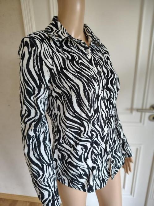 zebra blouse van bershka, Kleding | Dames, Blouses en Tunieken, Zo goed als nieuw, Maat 38/40 (M), Zwart, Verzenden