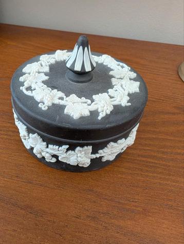 Wedgwood Jasperware Zwart Deksel Schaaltje met Deksel beschikbaar voor biedingen