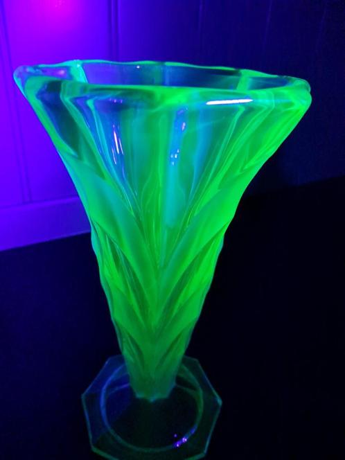Mooie grote vaas van uraniumglas, Antiek en Kunst, Antiek | Glas en Kristal, Ophalen of Verzenden