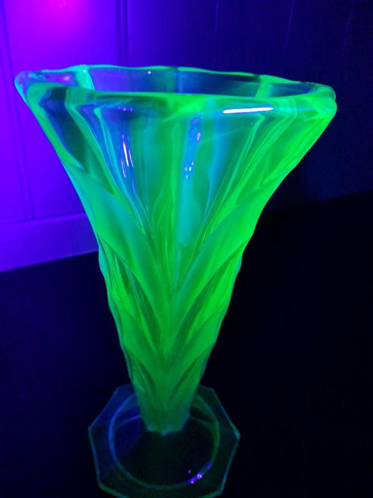 Mooie grote vaas van uraniumglas, Antiek en Kunst, Antiek | Glas en Kristal, Ophalen of Verzenden