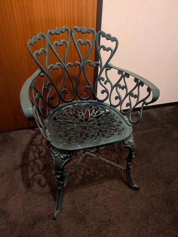 Sierlijke stoel  beschikbaar voor biedingen