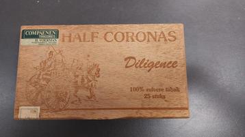 Vintage houten sigarendoos – Half Coronas Diligence
Originel beschikbaar voor biedingen