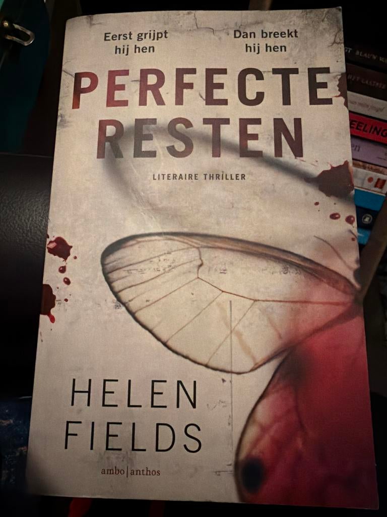 D1.  Perfecte Resten - Helen Fields, Ophalen of Verzenden, Zo goed als nieuw, Nederland