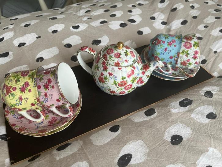 Theepot met 4 kopjes en schotel Deke & zn, Huis en Inrichting, Keuken | Servies, Zo goed als nieuw, Kop(pen) en/of Schotel(s)