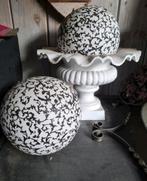 2 stenen bollen Barok patroon, Ophalen