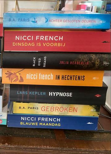 Stapels boeken - Diverse genres beschikbaar voor biedingen