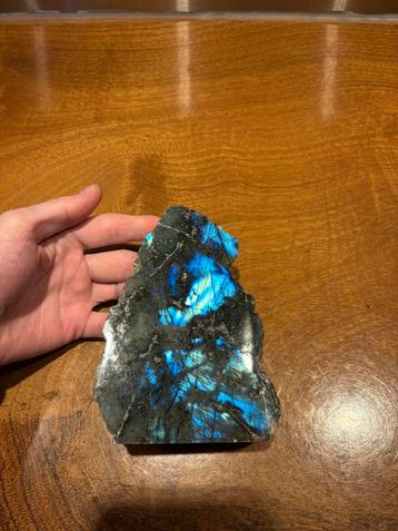 Labradoriet edelsteen ruw en aan één kant gepolijst beschikbaar voor biedingen