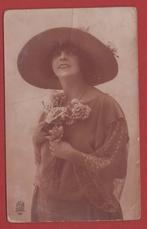 Romantiek - Vrouw met hoed en bloemen - jaren '20 - Ong., Ophalen of Verzenden, 1920 tot 1940, Ongelopen, Overige thema's