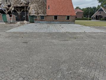 Betontegel 30 x 30 cm zijn nog bijna nieuw 1250 stuks beschikbaar voor biedingen