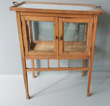 Nostalgisch antiek  eiken theekastje met geslepen glas  beschikbaar voor biedingen