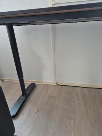 Ikea Bekant tafel. De maten zijn 60breed bij 140 lang. - afbeelding 1