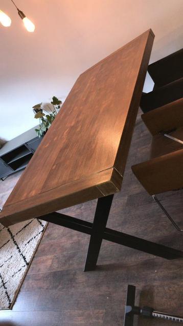 Industriële eettafel beschikbaar voor biedingen