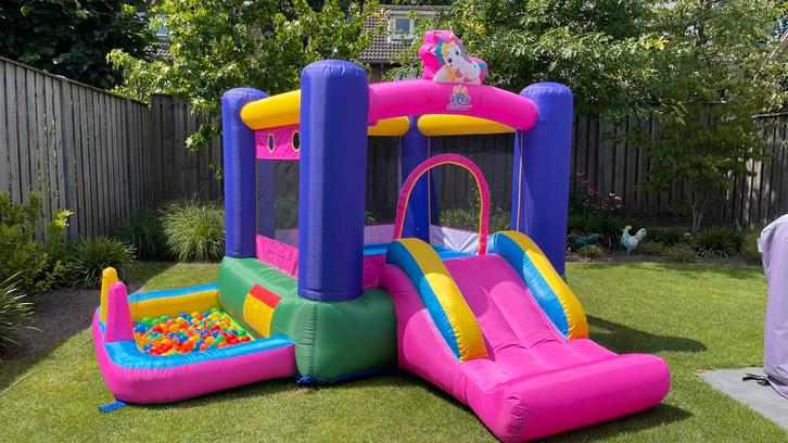 Te huur: Unicorn springkussen + ballenbak en glijbaan huren, Hobby en Vrije tijd, Feestartikelen | Verhuur, Zo goed als nieuw