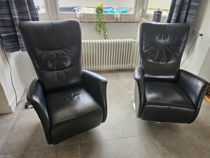 Zwarte elektrisch verstelbare leren relaxfauteuils (2 stuks), Huis en Inrichting, Fauteuils, Gebruikt, Leer, Metaal, 75 tot 100 cm