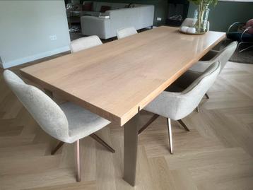 Massief licht eiken houten tafel beschikbaar voor biedingen