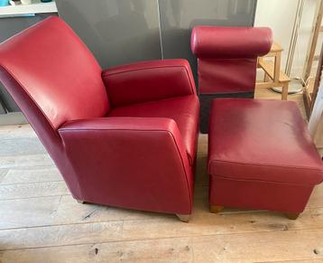Rode Leren fauteuil met hocker merk Bench beschikbaar voor biedingen