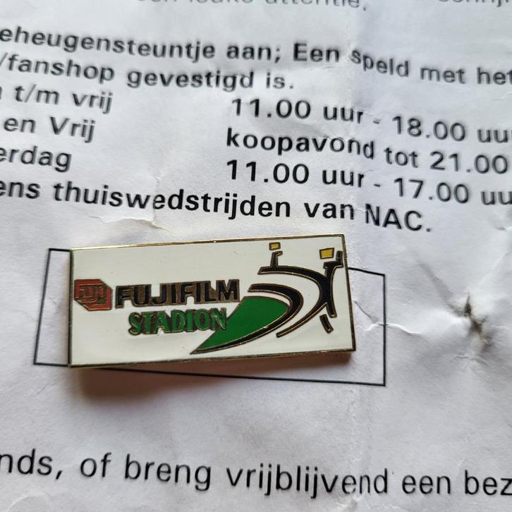 Voetbal NAC Fujifilm Stadion Breda pin, Verzamelen, Speldjes, Pins en Buttons, Gebruikt, Speldje of Pin, Overige onderwerpen, Ophalen of Verzenden