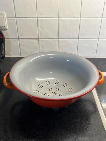 Vintage geëmailleerd vergiet - oranje en grijs beschikbaar voor biedingen